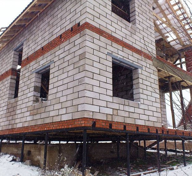 Монтаж свайно-винтового фундамента под дом из пеноблока в Зарайске